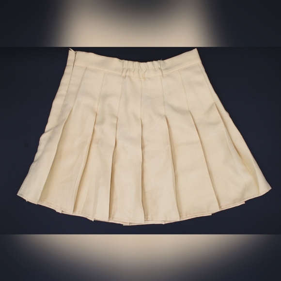 Beige Pleated Tennis Skirt – Size M w/ Built-In Shorts - Picture 2 of 4